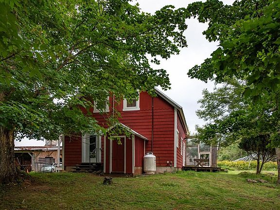 4th image of 3082 Balmoral Rd
