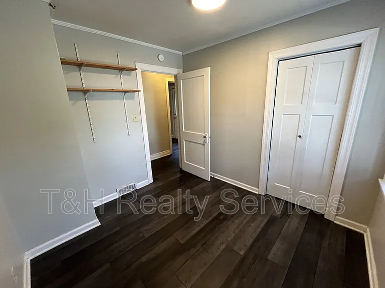 2920 E 5th St — Photo 10