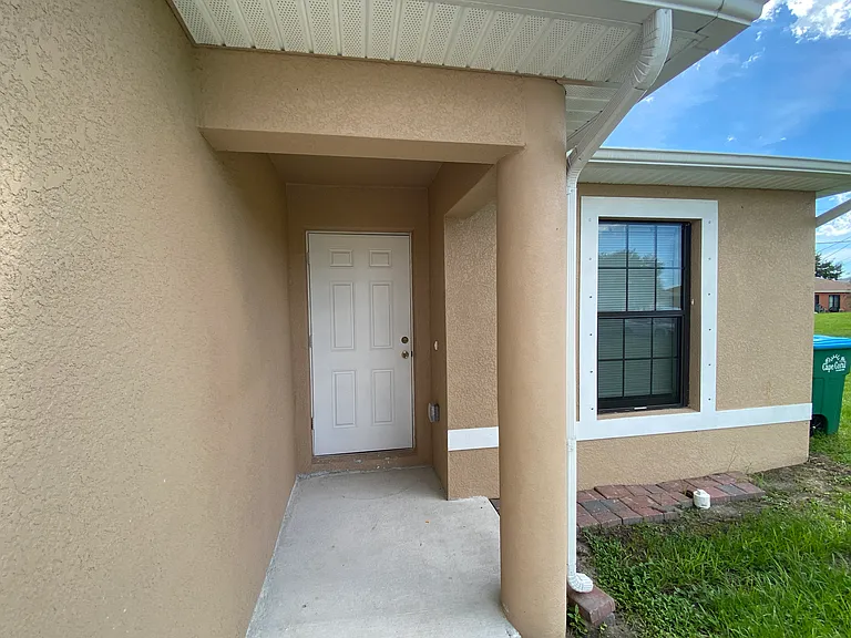 1020 SE 12th Ter — Photo 2
