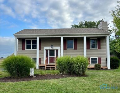 2958 Springwood Dr, Oregon, OH, 43616