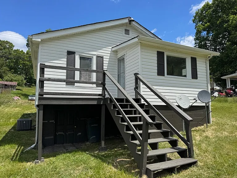 208 Gravely Rd — Photo 2