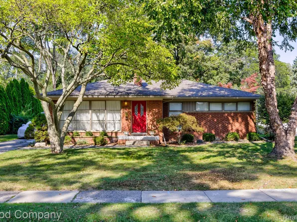 16070 Kinross Ave, Beverly Hills, MI 48025