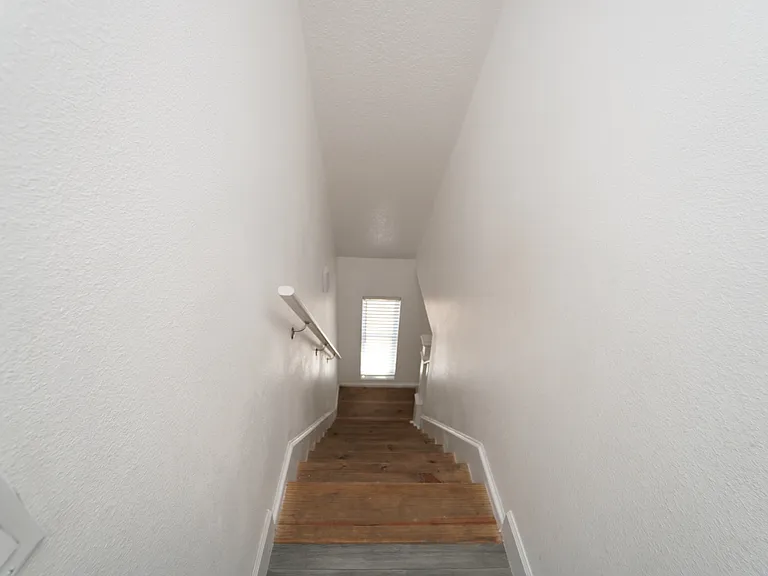 546 NE 43rd Ct — Photo 3
