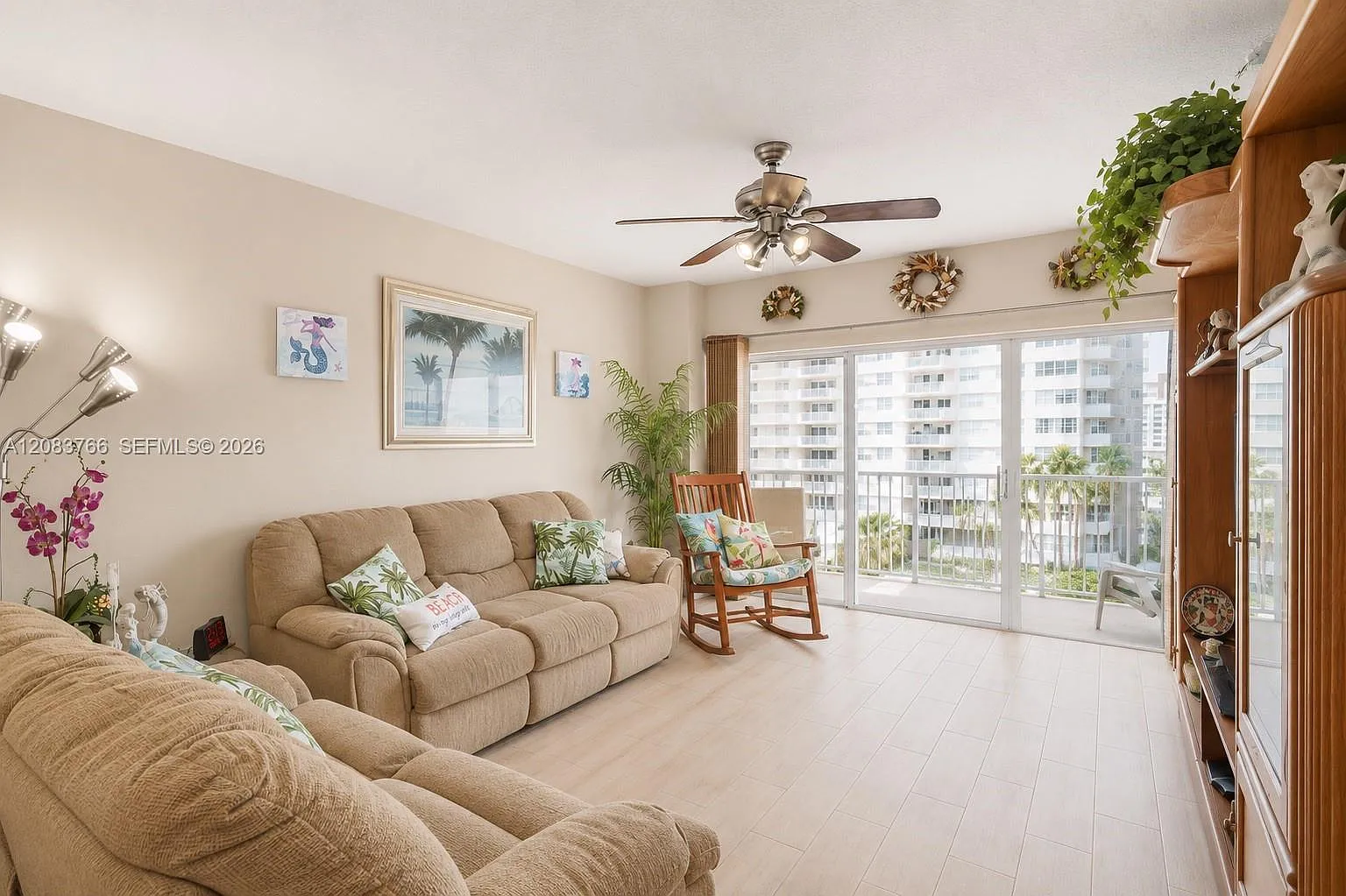 Hemispheres Condo — Photo 1