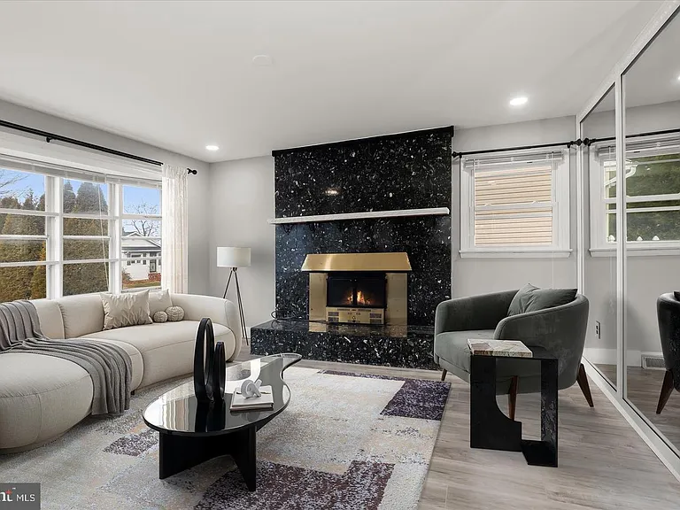 517 Winters Ln — Photo 2