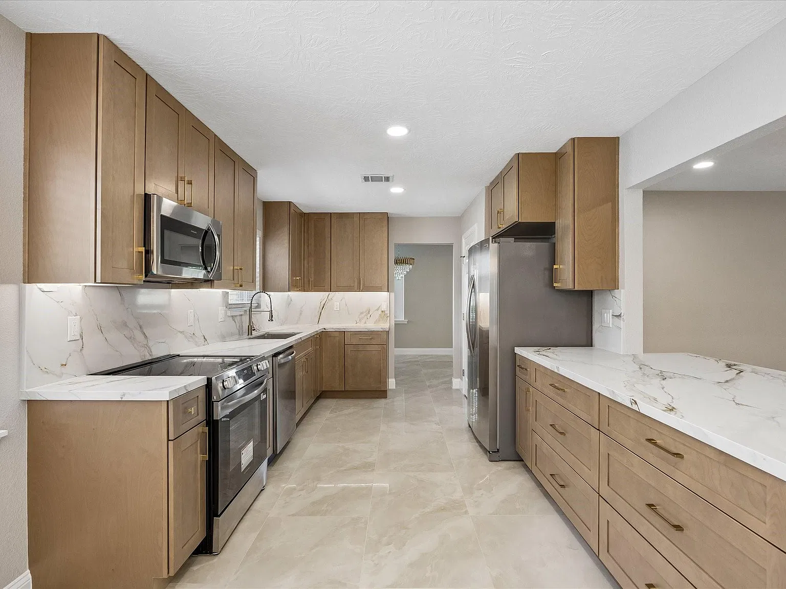 4 bed, 2.0 bath, 2632 sqft, $2,800 — Photo 2