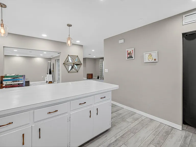 1570 NE 30th Pl — Photo 20