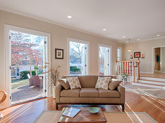 5th image of 2122 Spence Pl