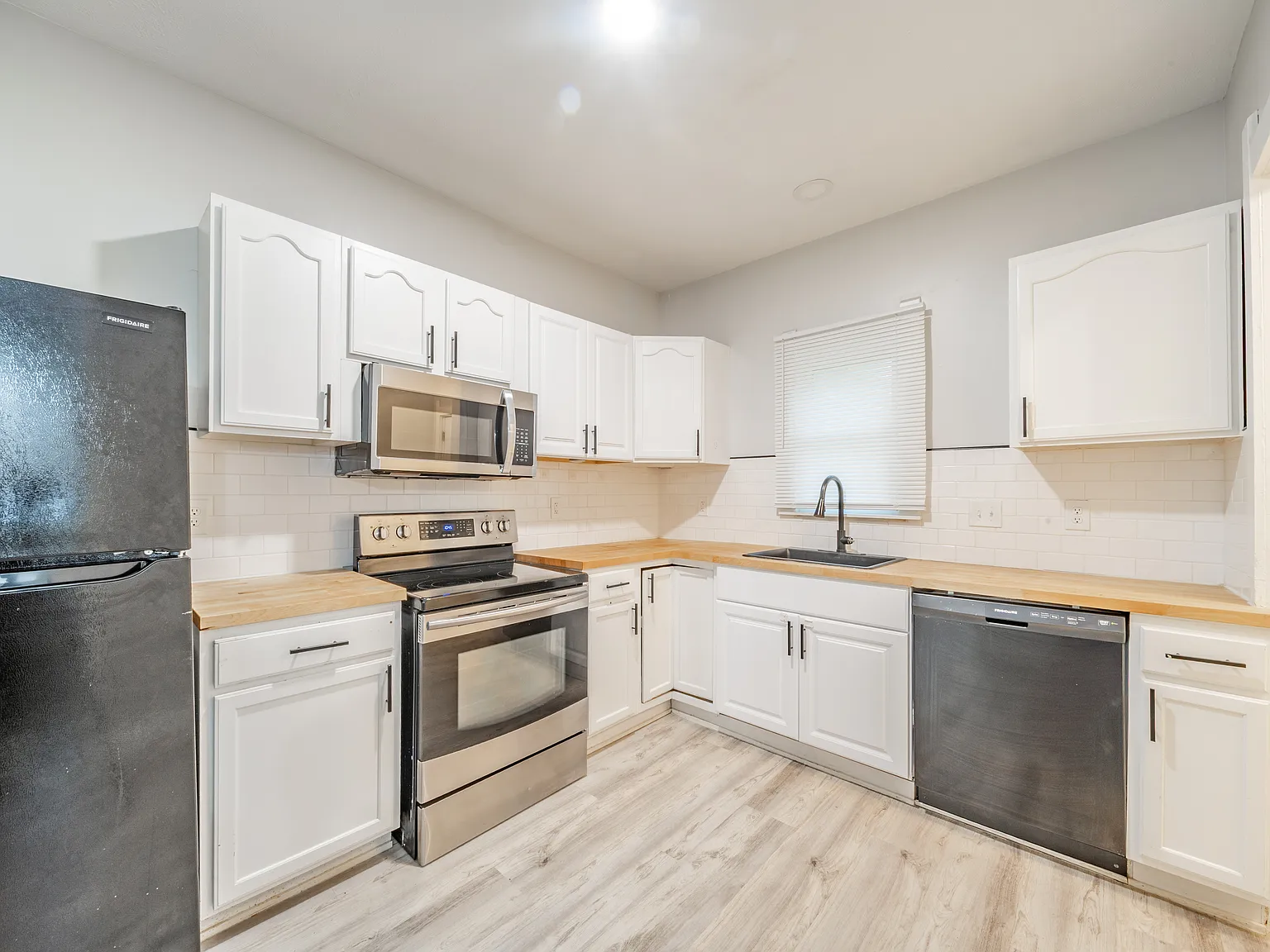 3 bed, 1.5 bath, 1500 sqft, $1,585 — Photo 1