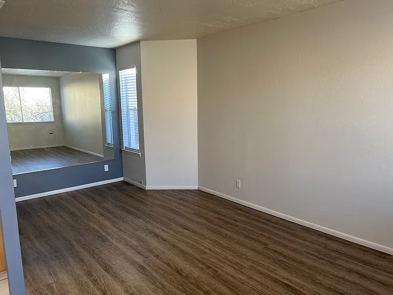 2 Bedroom Town Apartment with Washer / Dryer in Unit & Private Yard — Photo 4