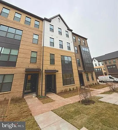 3 bed, 2.5 bath, 1620 sqft, $3,200 — Photo 3