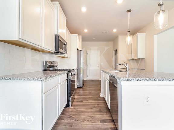 5th image of 806 Birchcrest Way