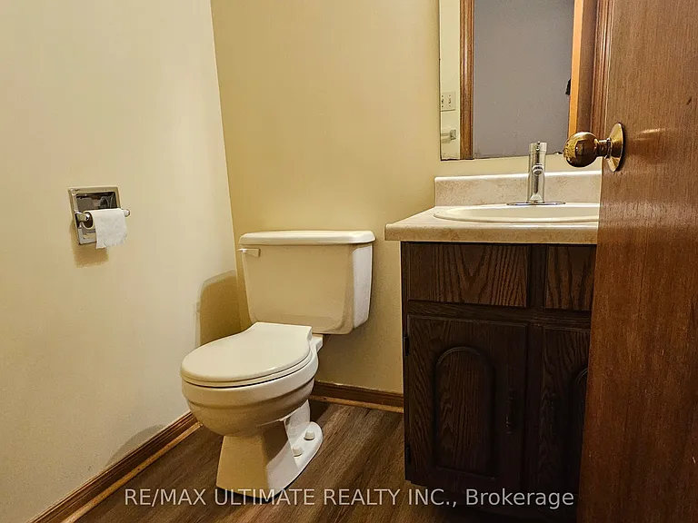 1282 Dexter Cres #MAIN FLOOR — Photo 11