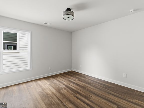 3rd image of 3810 Cottage Cir