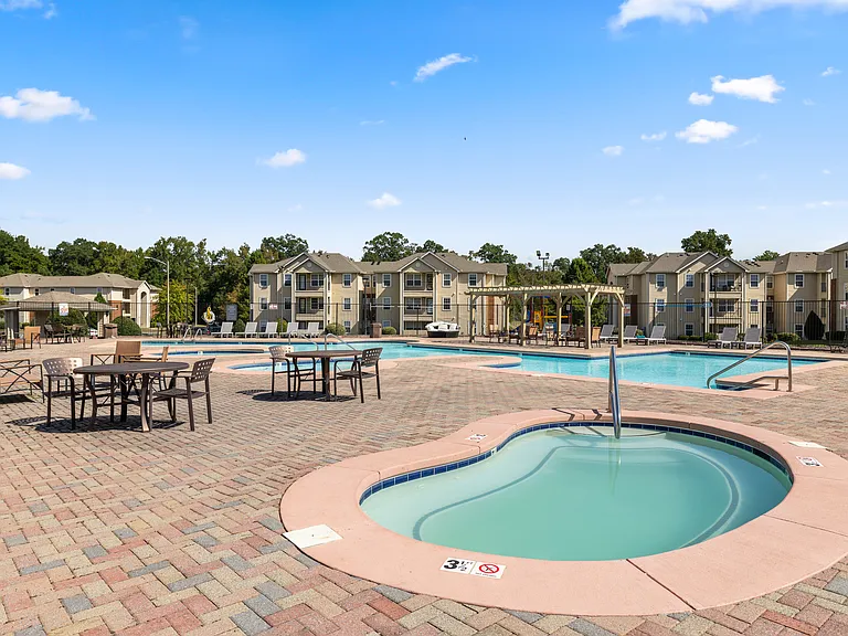 Sunset Pointe Apartments — Photo 31