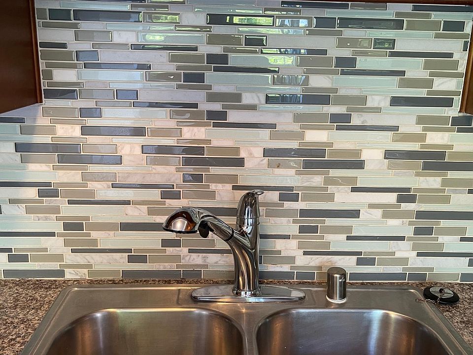 TIle backsplash in kitchen