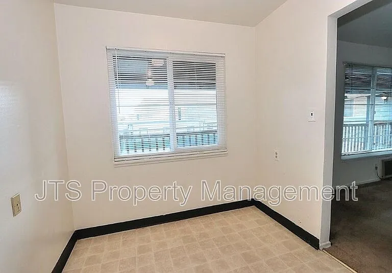 4439 V St #5 — Photo 38