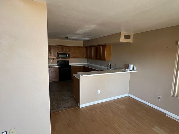 4th image of 1087 W Sandy Banks