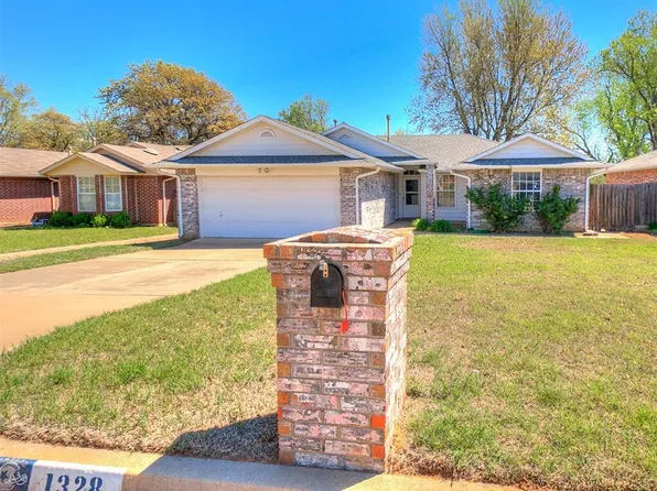 1328 Nottoway Dr, Midwest City, OK 73130