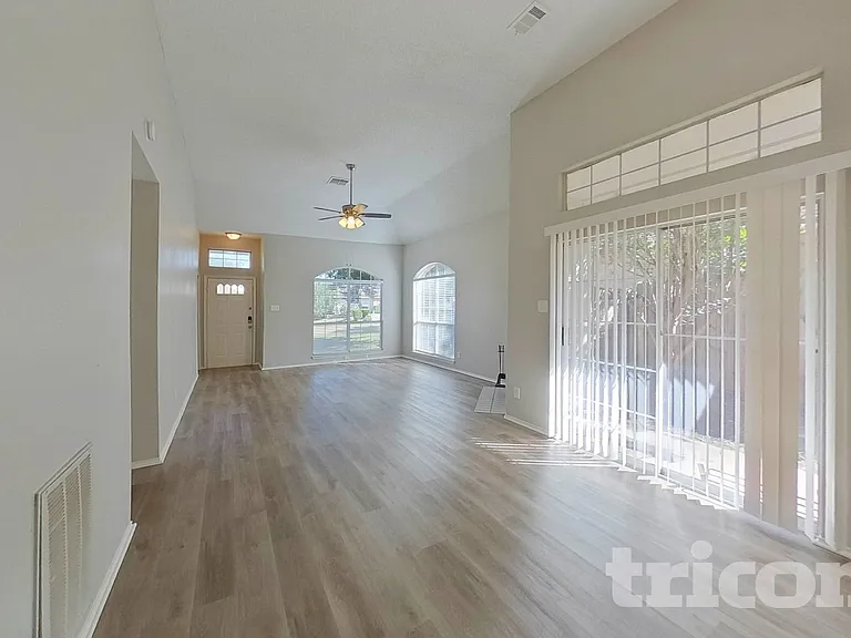 805 Clover Hill Ln — Photo 8