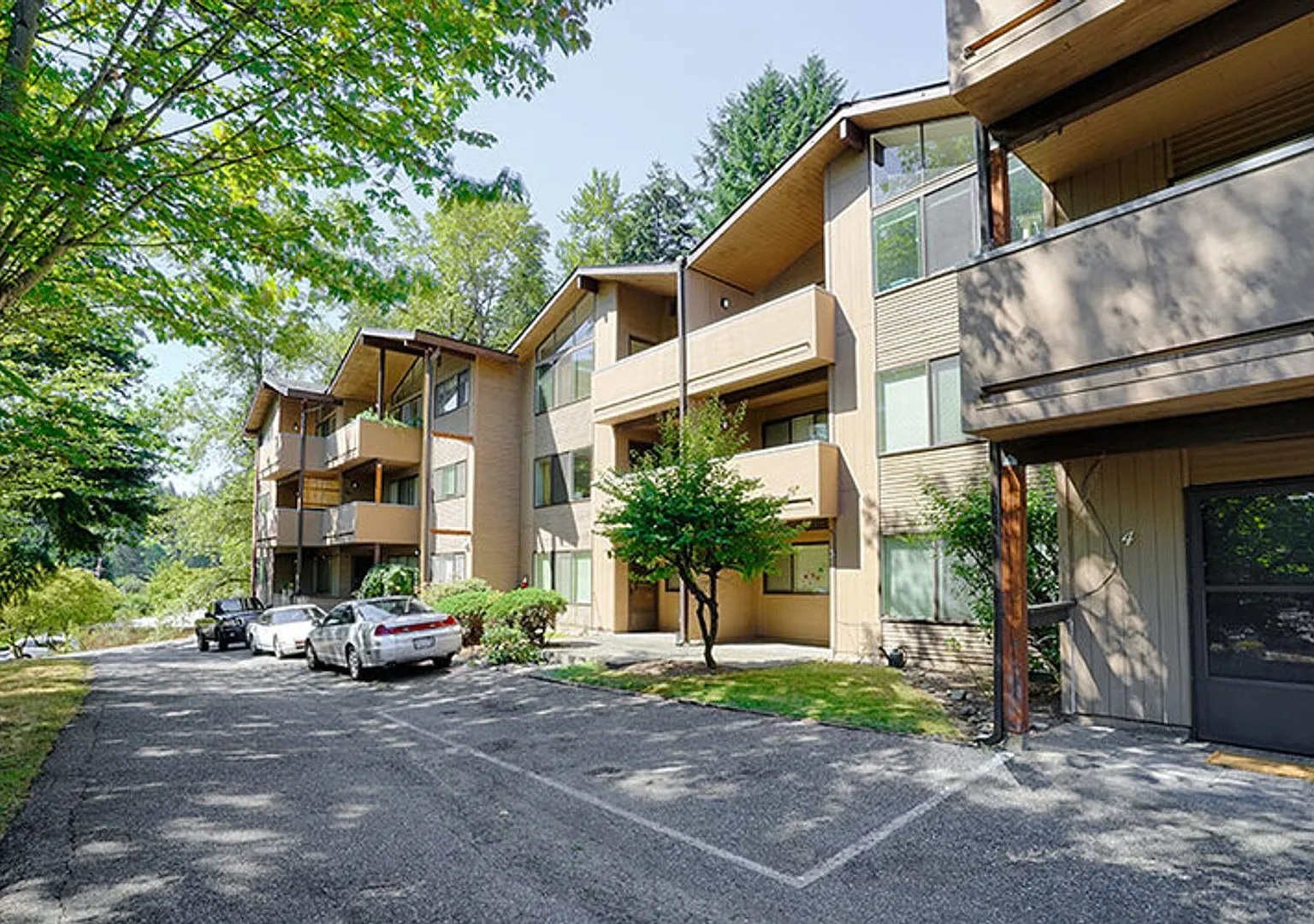 City living with views and walkable access to shops and restaurants! — Photo 3