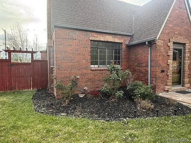 2865 Albion St — Photo 2