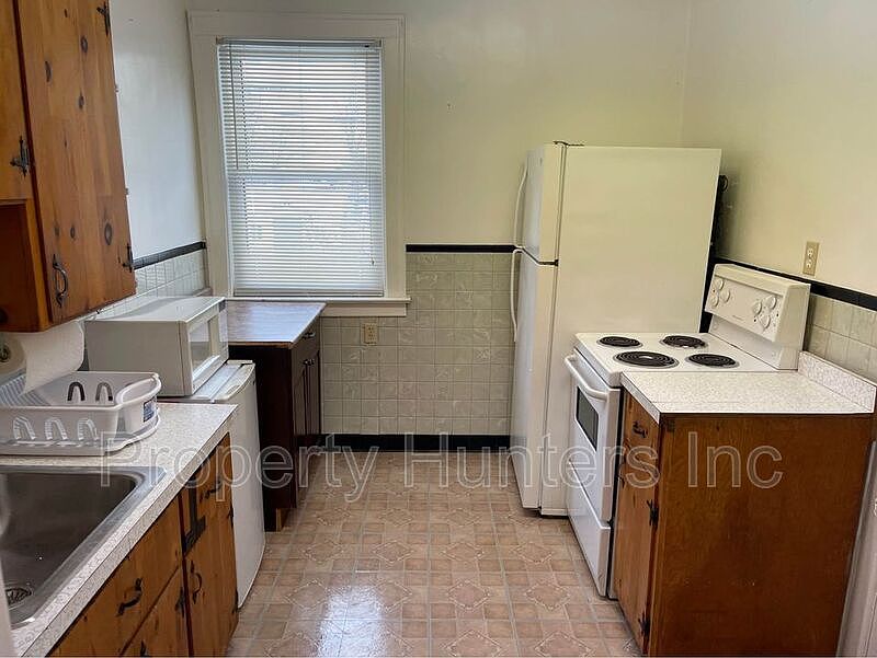1st image of 168 Oak St Unit 1