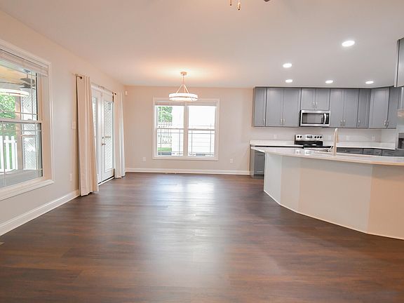 5th image of 1009 Silver Leaf Dr