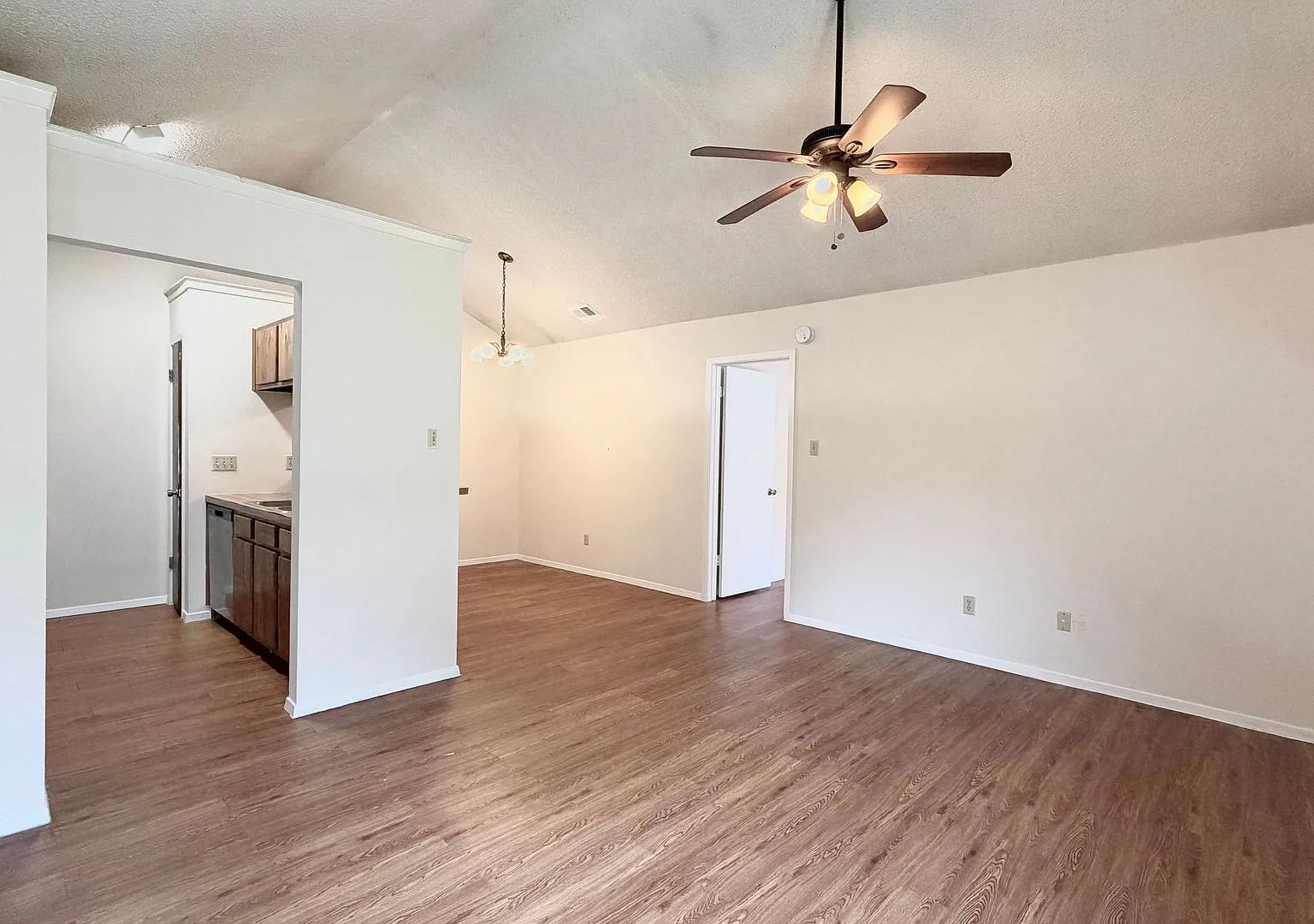 Nice 2 bedroom, 2 bath Duplex in Dorsett Oaks — Photo 4