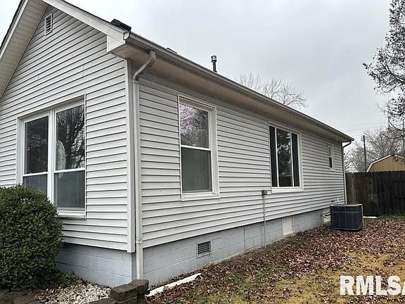 4th image of 708 S Eisenhower Dr