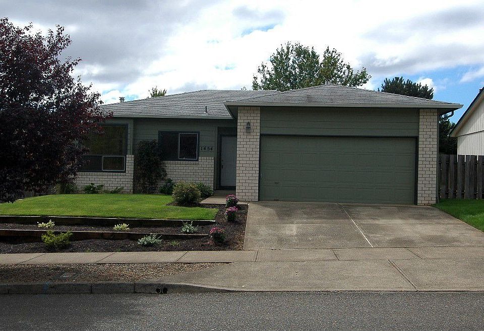 Landscaped w/Sprinkler system