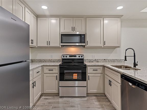 5th image of 10419 A & B Preston Ct