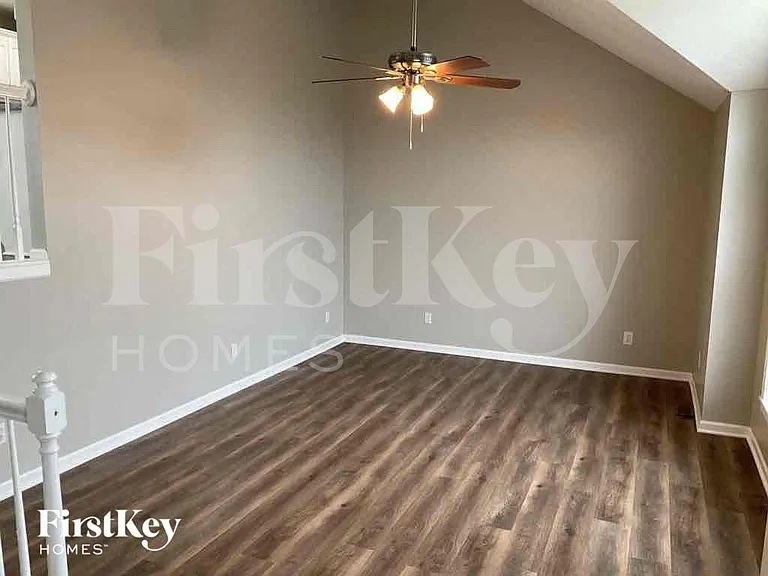 904 E Madelyn Dr — Photo 4