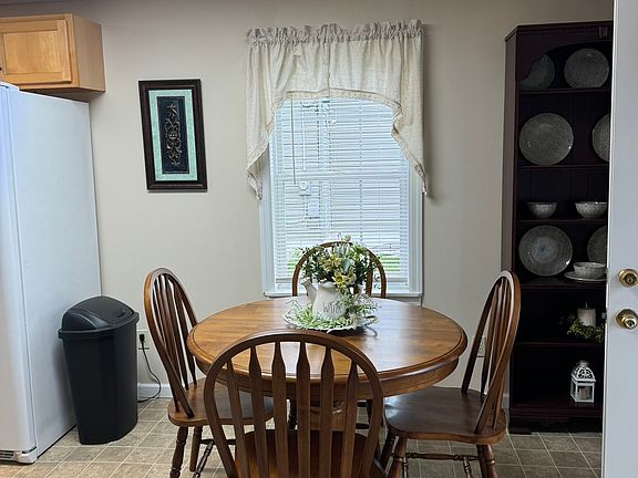 kitchen / dining area