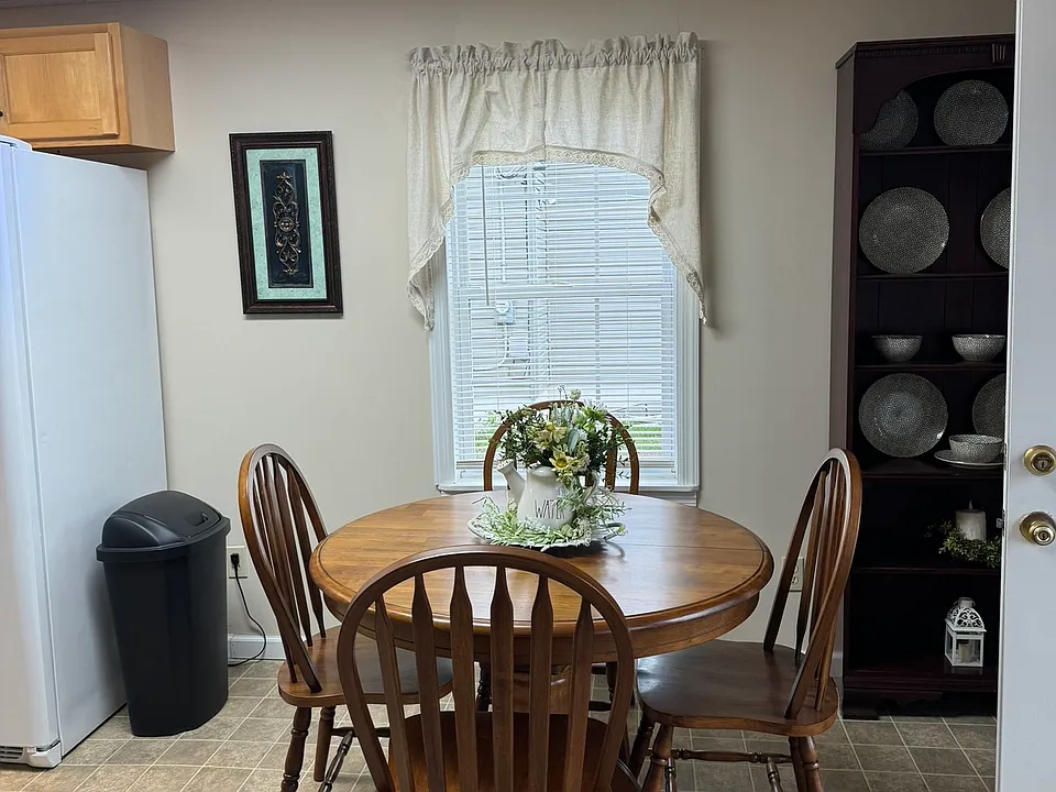 kitchen / dining area