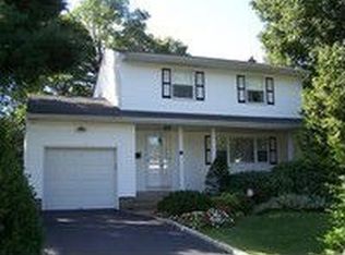 10 Wayne Pl, Commack, NY 11725