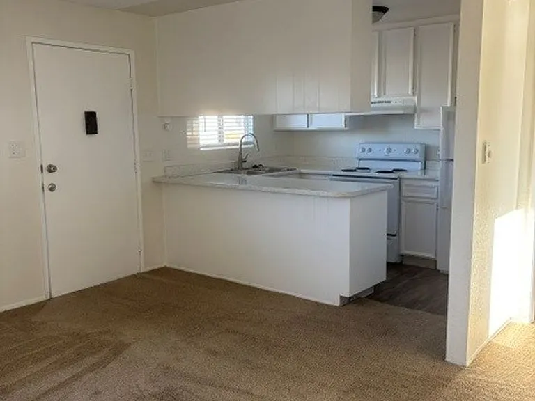 Hemlock Apartments — Photo 22