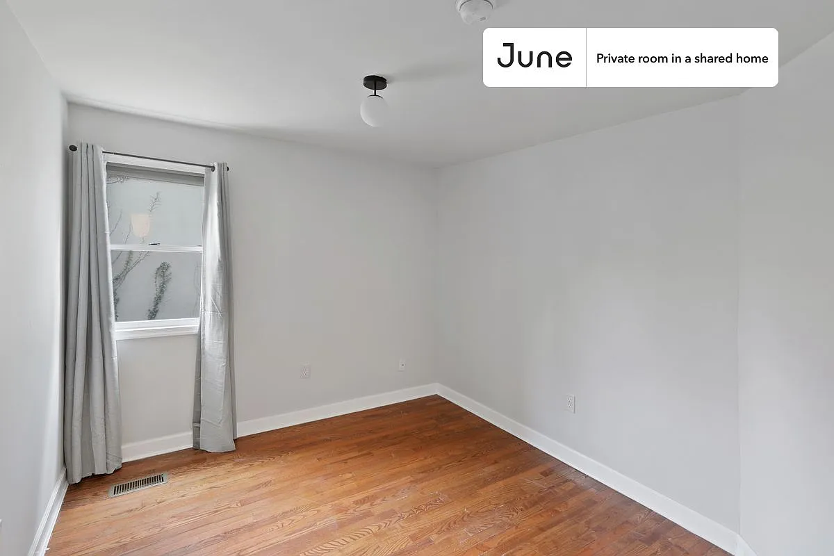 Building Photo - 1334 Newton St NE #A