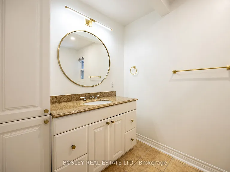 88 Manor Rd E — Photo 32