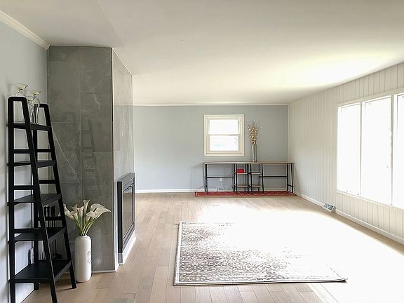 4th image of 717 Brookfield St