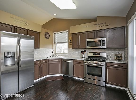 4th image of 990 Franklin Ave