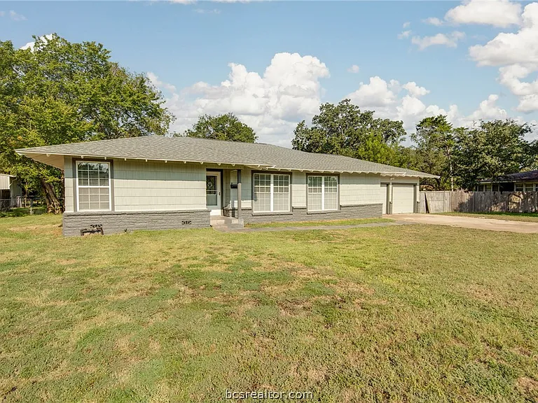 1004 Edgewood Dr — Photo 3