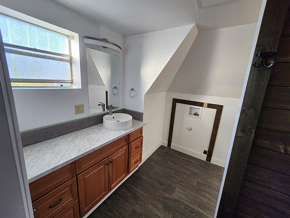 Bath w/ washer dryer hookups