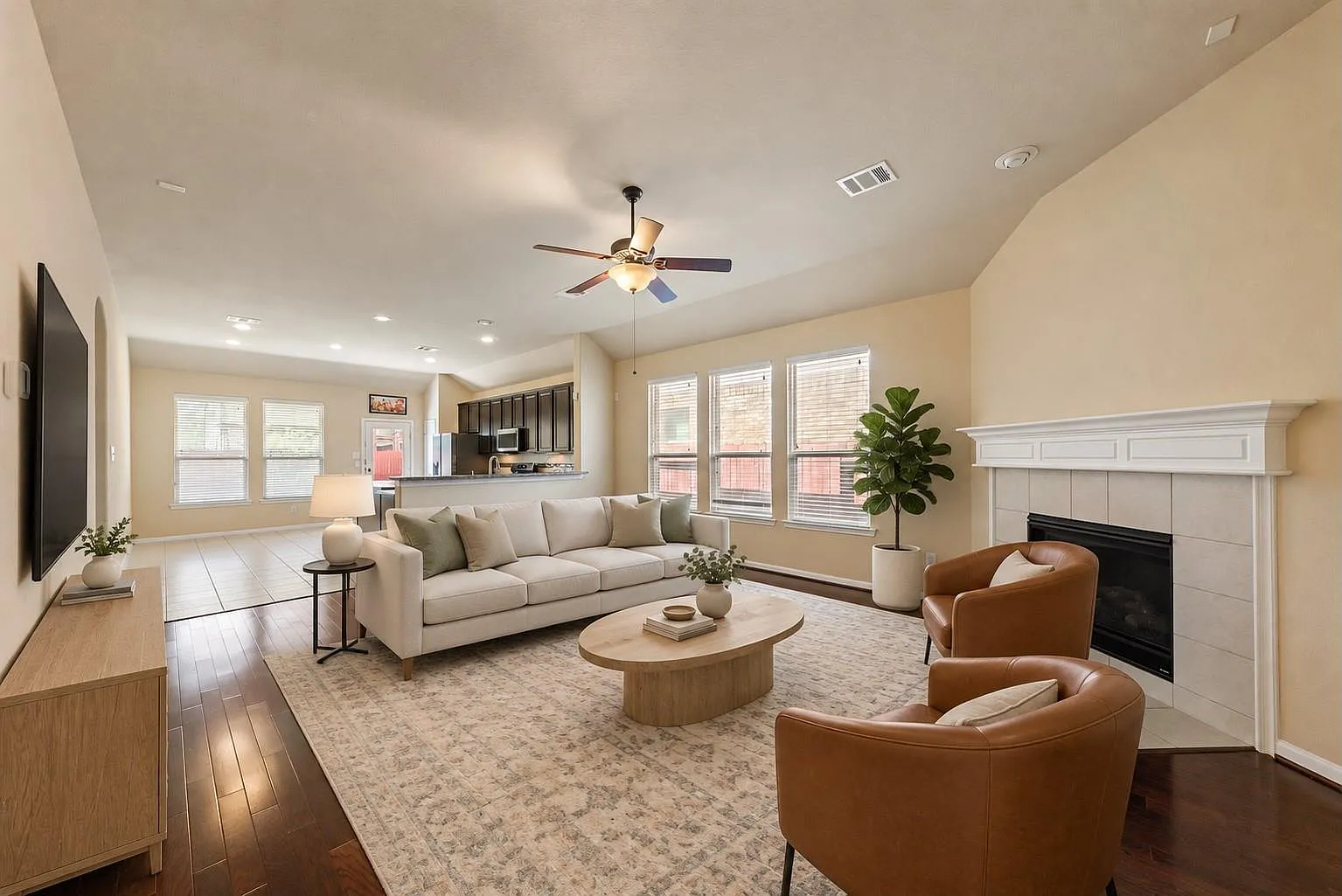 4 bed, 2.5 bath, 2738 sqft, $2,800 — Photo 4