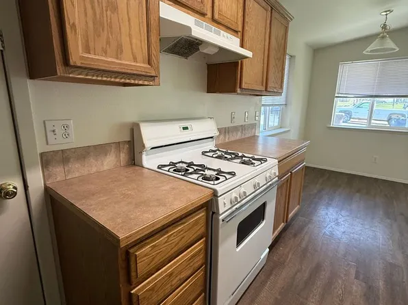 Single Level 2 Bed/2 Bath with Garage - NW Cedar Ave, 1919 NW Cedar Ave, Redmond, OR 97756