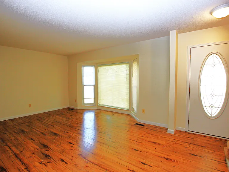 504 Pioneer Dr — Photo 2