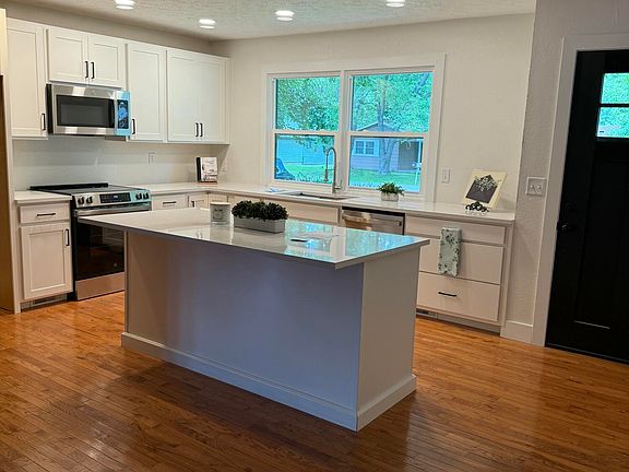 3rd image of 701 Hillcrest Avenue