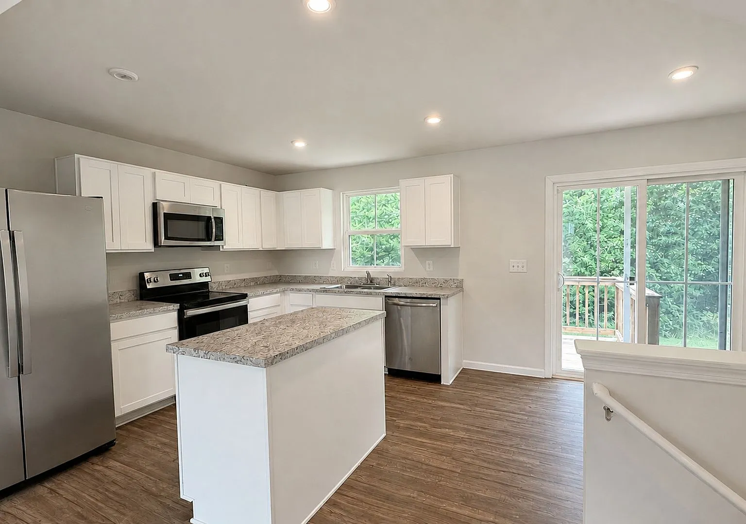 Charming 3-Bedroom Suffolk Home with Garage & Deck — Photo 2
