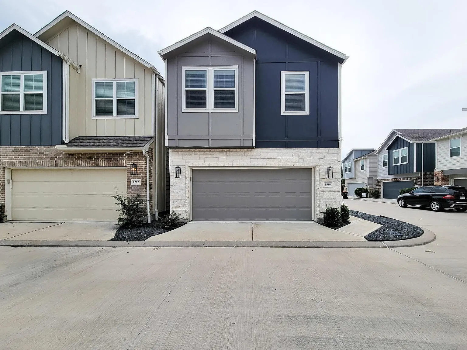 3 bed, 2.5 bath, 1891 sqft, $2,400 — Photo 1