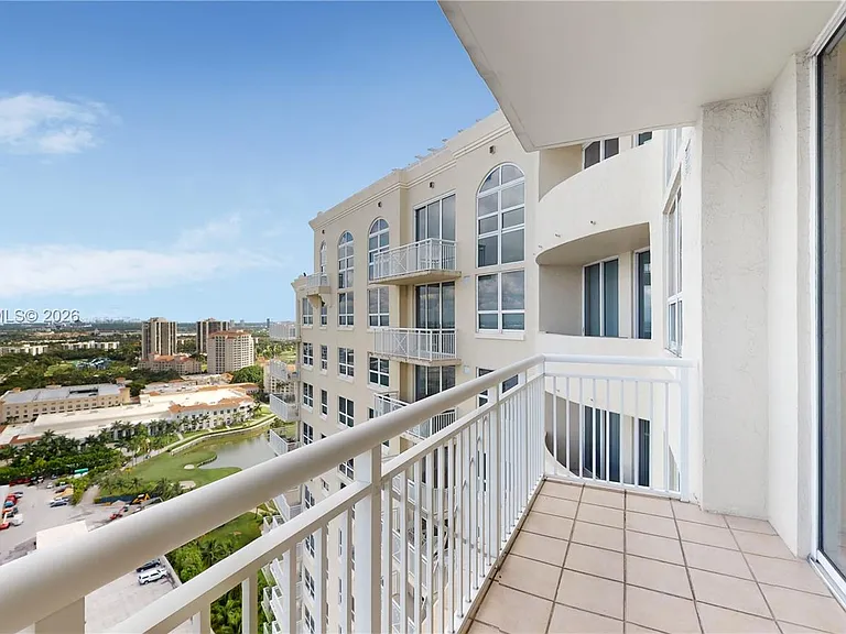 19501 W Country Club Dr #Penthouse 10 — Photo 20